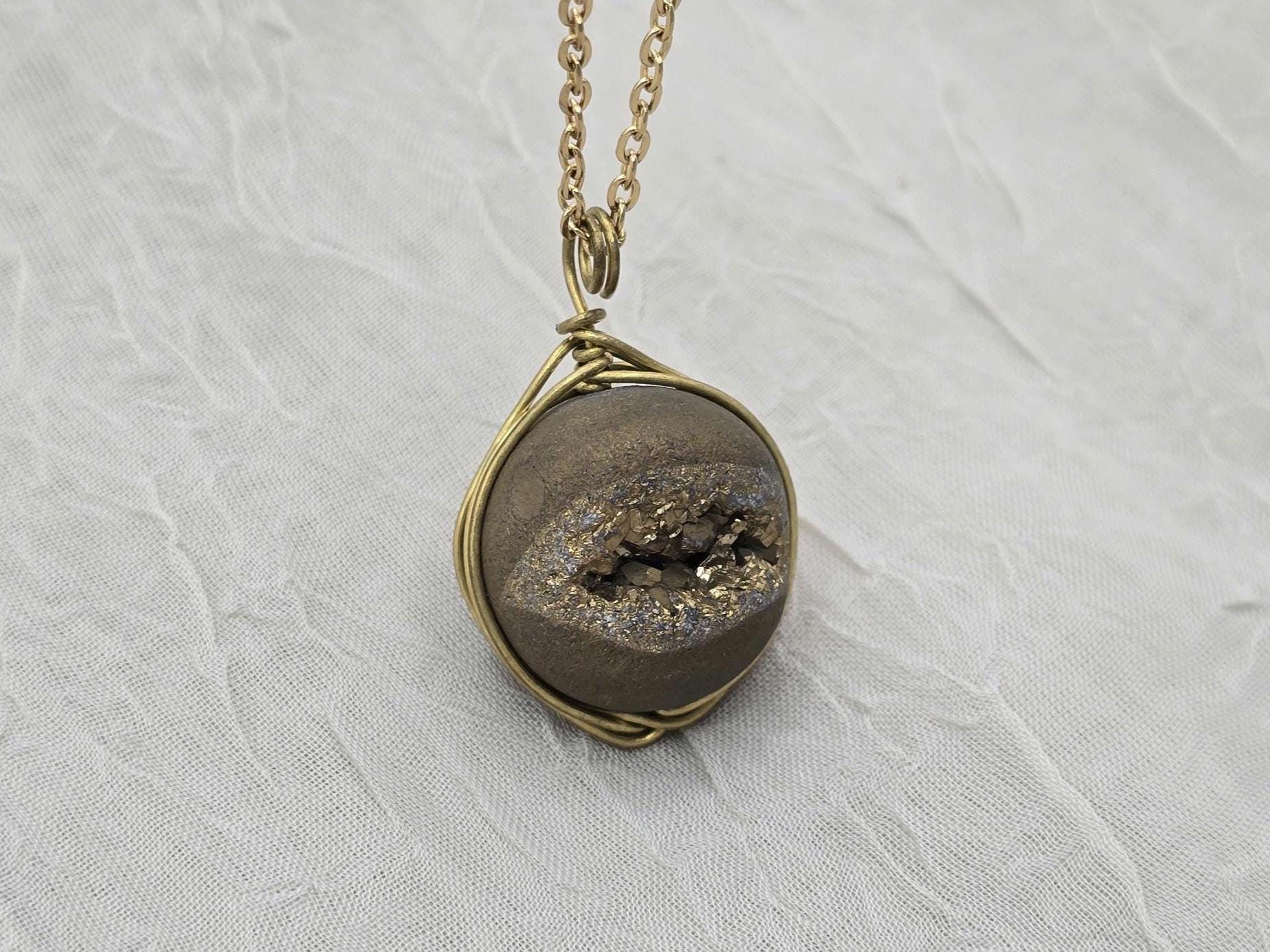 Geode Druzy Necklace, Gold Agate Pendant, Diamond Crystal Necklace, Natural Gemstone Quartz, Gift for Girlfriend Wife, Rock Stone Jewelry