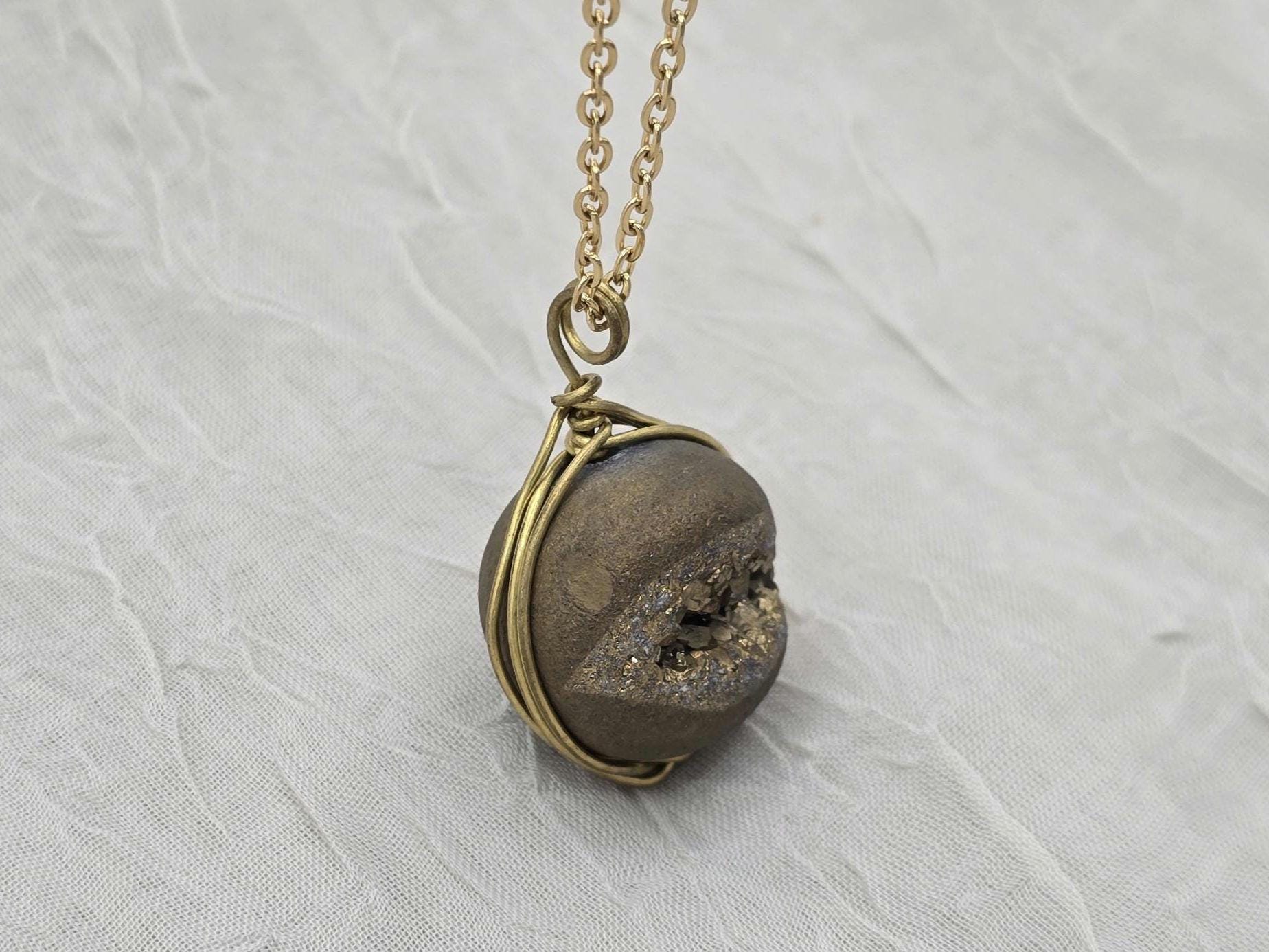 Geode Druzy Necklace, Gold Agate Pendant, Diamond Crystal Necklace, Natural Gemstone Quartz, Gift for Girlfriend Wife, Rock Stone Jewelry